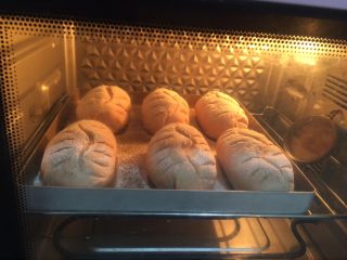 27、红豆薏米粗粮米糊软欧包,放入预热好的烤箱，185度20分钟，如果烤箱温度偏高可以降下上管的温度，我后期降了温度，表面不需要盖锡纸，我以前盖我朋友说那个就不叫欧包了……