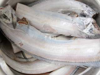 2、红烧带鱼最经典最家常的做法 可当热菜也可是冷盘 味道都一样好,带鱼解冻后把表面擦洗干净，其实不必擦洗到这么干净，带鱼鱼身表面的那层银色的东西其实是营养价值极高的银鳞，含有天然的抗癌成分，银鳞并不是带鱼腥味的来源。