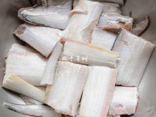 4、红烧带鱼最经典最家常的做法 可当热菜也可是冷盘 味道都一样好,洗干净的带鱼把手稍挤一下水分，剪成六七厘米的带鱼段。