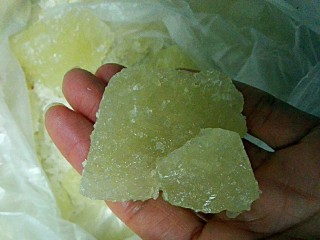 3、冰糖雪梨银耳红枣羹,和冰糖烧开转小火把胶质炖出来