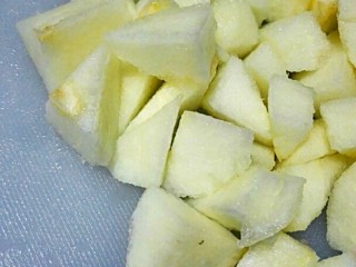 5、冰糖雪梨银耳红枣羹,然后把雪梨去皮切成小块