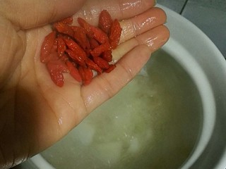 10、冰糖雪梨银耳红枣羹,枸杞子，最后放，防止煮过头，破了