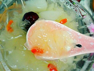 12、冰糖雪梨银耳红枣羹,觉得用砂锅炖很好吃