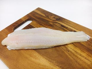 1、黑胡椒酸辣鱼丸汤,准备一条巴沙鱼。