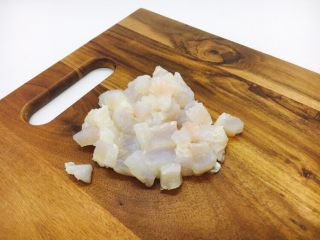 2、黑胡椒酸辣鱼丸汤,把巴沙鱼切成小块。