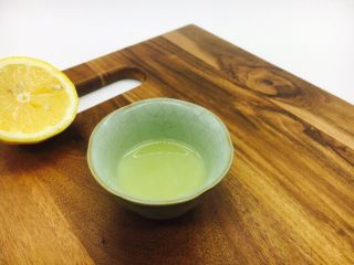 3、黑胡椒酸辣鱼丸汤,准备好15g左右的鲜柠檬汁。