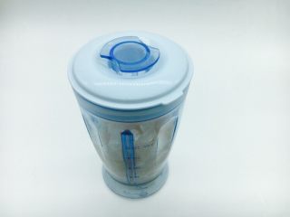 4、黑胡椒酸辣鱼丸汤,将切好的小块巴沙鱼和柠檬汁一起放入料理机里，搅拌成鱼糜。