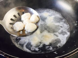 6、黑胡椒酸辣鱼丸汤,鱼丸在水里漂起来后捞出来，过凉水备用。 过凉水是为了定型。