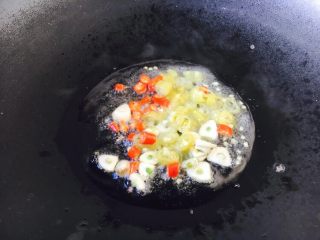7、黑胡椒酸辣鱼丸汤,热锅凉油，放入泡椒、小米椒、蒜片煸炒。