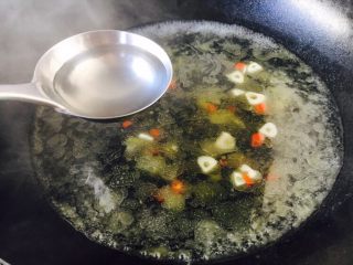 8、黑胡椒酸辣鱼丸汤,放入1000ml的水，煮开。