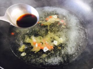 9、黑胡椒酸辣鱼丸汤,放入1汤勺（40～45g）的醋。