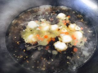 11、黑胡椒酸辣鱼丸汤,放入鱼丸，大火煮开。