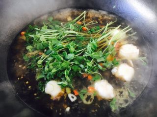 12、黑胡椒酸辣鱼丸汤,放入豌豆苗。