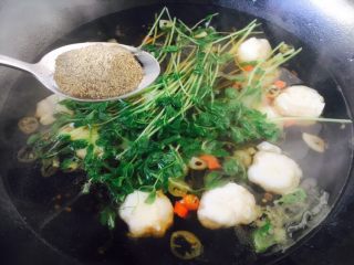 13、黑胡椒酸辣鱼丸汤,放入1勺黑胡椒粉，撒少许白芝麻即可。