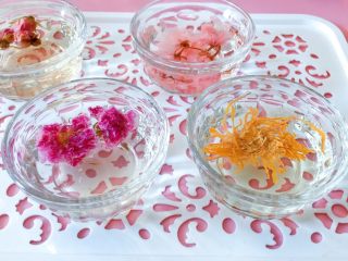 2、佳儿的水信玄饼●少女心怦怦滴,有木有好期待成品?那么让我们正式开始制作吧!首先用温水把我们准备的四种花,泡开。注意不要用开水哦,因为开水会把花的颜色冲淡,就不好看了呢。