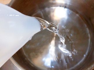 6、佳儿的水信玄饼●少女心怦怦滴,然后准备一口锅,倒500ml的纯净水进去烧沸腾。或者用热水壶也行的呢。