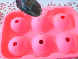 13、佳儿的水信玄饼●少女心怦怦滴,然后把模具上面盖上去,边缘压紧,扣严。再用小漏斗把上半球注液体,大概7分满就好,因为如果太圆,就不好装盘了。会跑来跑去。当然。你也可以用圆形底的碗装,那就可以做滚圆的啦。做滚圆的时候。模具会配小塞子给你,不要用,会影响成型的。