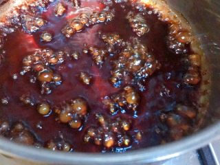 16、佳儿的水信玄饼●少女心怦怦滴,这时候。我们可以熬红糖浆了,方法就是拿个锅,锅里放适量的水,然后把红糖放进去煮化,收汁,就完成了。