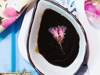 17、佳儿的水信玄饼●少女心怦怦滴,取一个好看的味增碟,把红糖浆装进去,一会儿一起奉上。