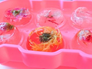 18、佳儿的水信玄饼●少女心怦怦滴,时间差不多了,我们终于可以开始脱模啦!哎呀,还有点莫名的小紧张呢!因为实在是太期待与她们见面了呢。哇塞!好漂亮!