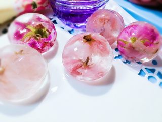 23、佳儿的水信玄饼●少女心怦怦滴,樱花的玄饼,则像穿着和服的日本美少妇一般,温婉又淡雅,清丽又不俗,似乎还带着那种日本悠扬的音乐特效和富士山的新鲜空气,可以带我们感受来自北海道的鲜柔味道。