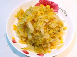 1、东北酸菜饺子,自制的东北酸菜，把酸菜清洗干净，攥干水份