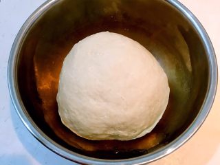 17、东北酸菜饺子,把和好的面揉在一起，揉成光滑的面团，盖上保鲜膜，饧面20分钟