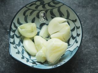 3、超级下饭的红烧黄鳝,蒜拍扁；