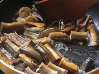 5、超级下饭的红烧黄鳝,倒入黄鳝翻炒;