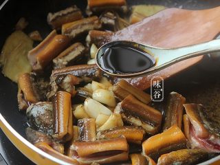 9、超级下饭的红烧黄鳝,倒入老抽;