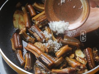 10、超级下饭的红烧黄鳝,翻入白糖;