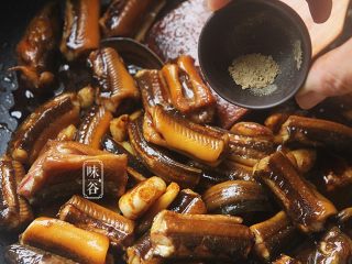 11、超级下饭的红烧黄鳝,放入胡椒粉；