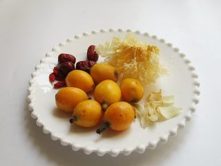 2、枇杷百合银耳羹,准备好其他辅材