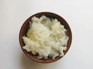 3、枇杷百合银耳羹,银耳提前加水泡发好