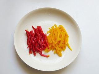 4、培根炒秋葵,彩椒切丝