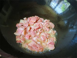 6、培根炒秋葵,热锅注入油烧至6分热，倒入培根翻炒