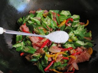 10、培根炒秋葵,根据个人口味加入适量盐翻炒十几秒钟关火