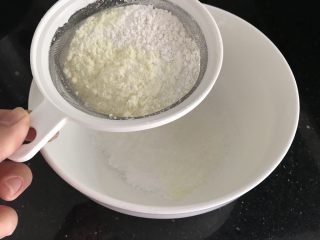 5、中式点心～红糖马拉糕（无油版）,另取一个盘，把低粉木薯粉奶粉混合过筛（加入点木薯淀粉为增加韧性口感，喜欢软糯口感可以换成低粉哟）