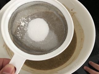 9、中式点心～红糖马拉糕（无油版）,然后筛入泡打粉