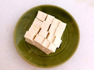 3、油菜豆腐,把豆腐切成小块