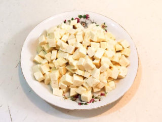 4、油菜豆腐,豆腐焯水去掉豆腥味