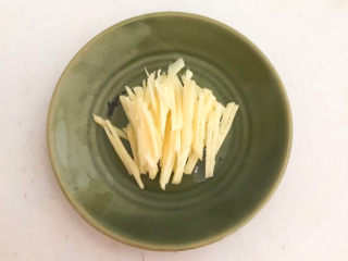 8、油菜豆腐,把鲜姜切成丝