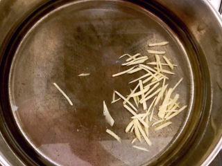 9、油菜豆腐,锅里加入冷水,加入姜丝,烧开后煮五分钟