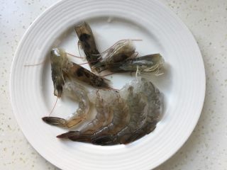 3、咖喱海鲜乌冬面,去虾线去虾壳