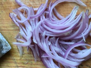 4、咖喱海鲜乌冬面,洋葱切丝