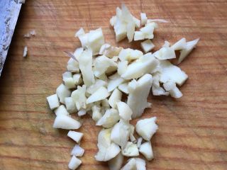 5、咖喱海鲜乌冬面,蒜剁成末