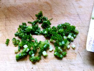 6、咖喱海鲜乌冬面,葱切成小段