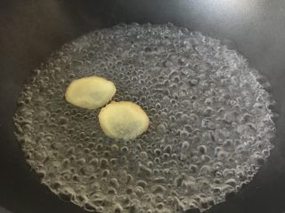 7、咖喱海鲜乌冬面,锅中放二片姜片和料酒，加水烧开