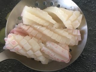 8、咖喱海鲜乌冬面,鱿鱼焯水