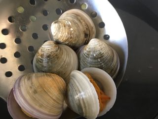 9、咖喱海鲜乌冬面,文蛤焯水，水存出备用